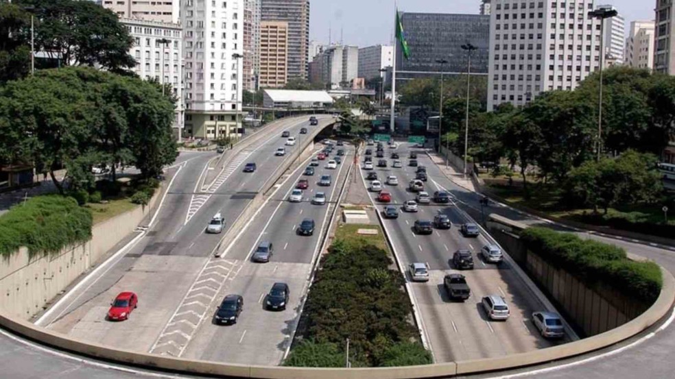 Carros em vias de São Paulo.