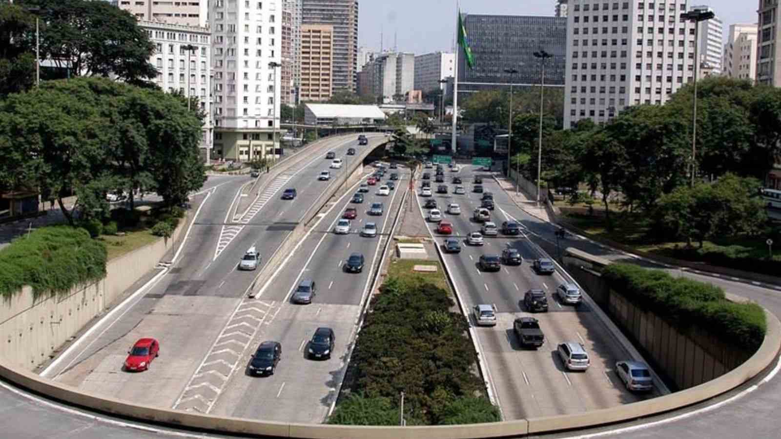 Carros em vias de São Paulo.