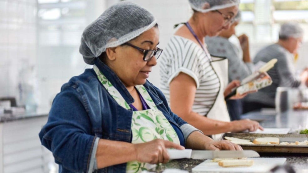 Mulheres em aula de panificação.