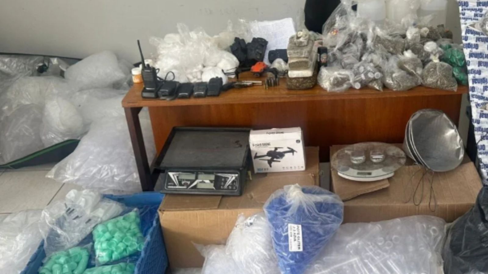 Itens apreendidos em refinaria de drogas.