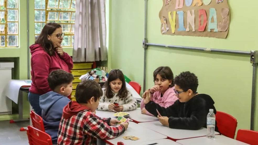 Professora com alunos em sala de aula.