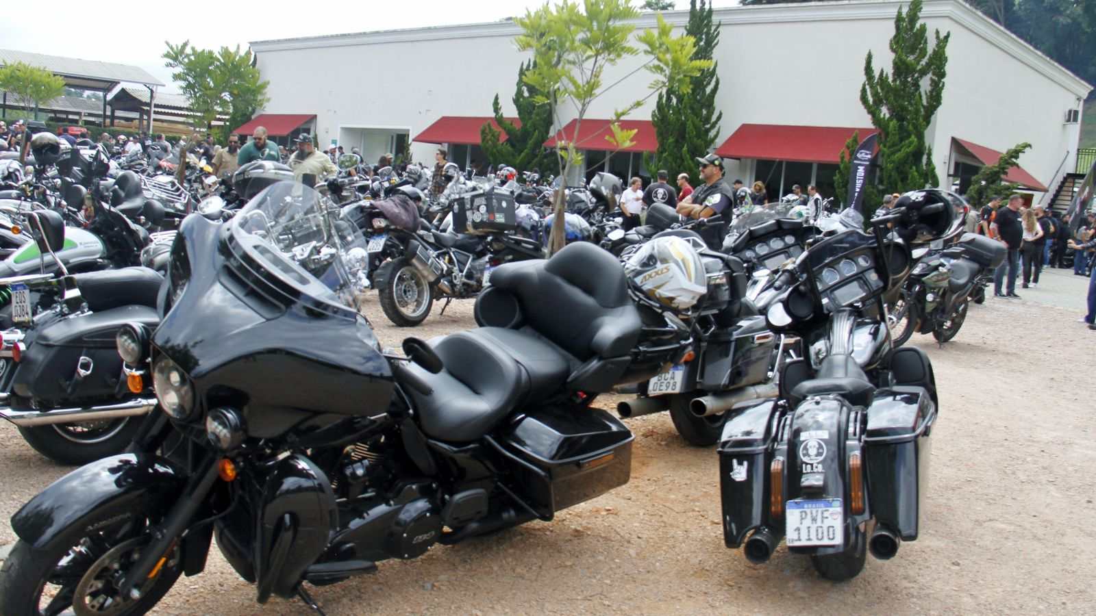 Motos estacionadas em frente à comércio.