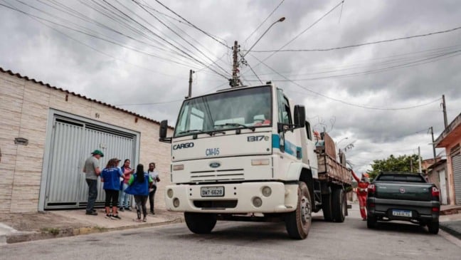 Jundiaí contra a dengue em ação de limpeza de vias.