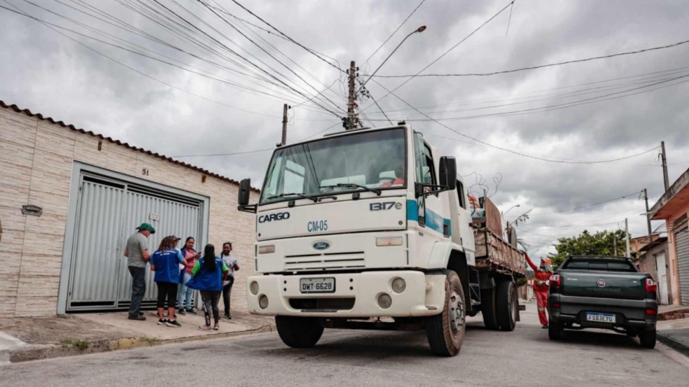 Jundiaí contra a dengue em ação de limpeza de vias.