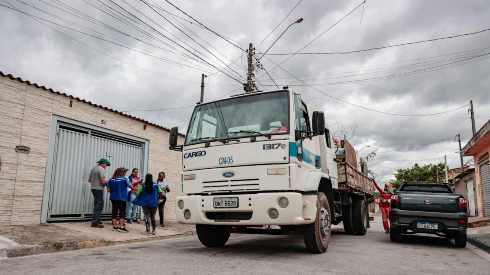 Jundiaí contra a dengue em ação de limpeza de vias.