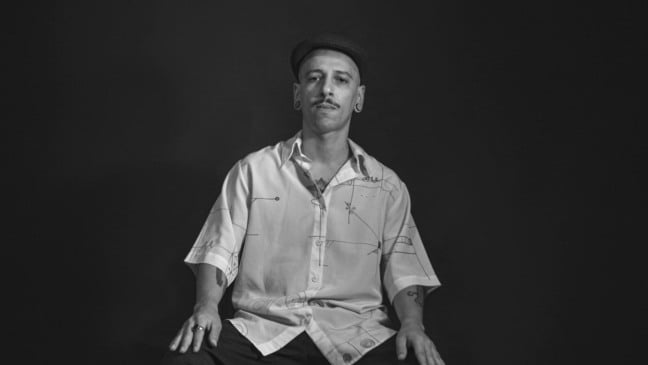 Mateuzinho posando em foto artística.