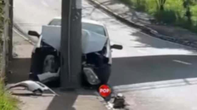 Carro batido em poste.
