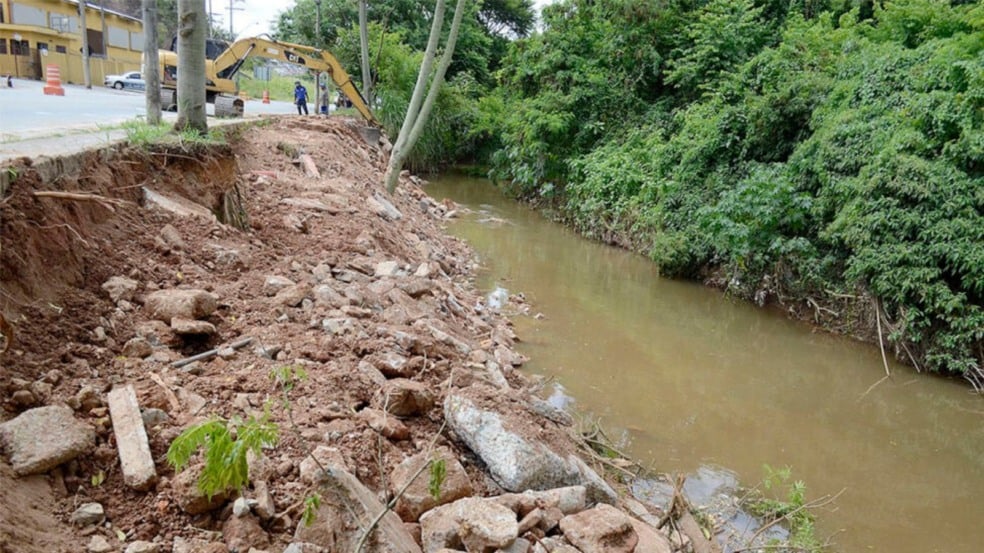 Serviço de recuperação da Marginal do Rio Jundiaí.