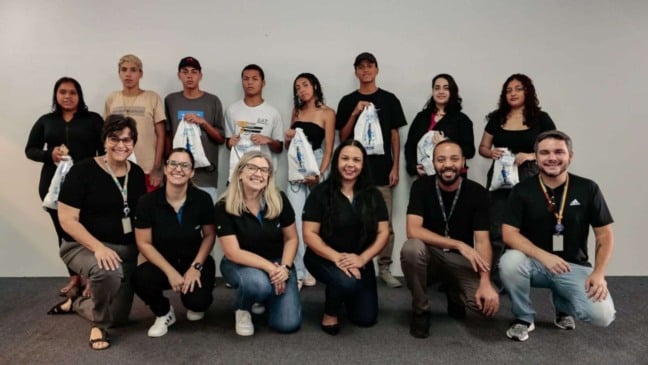 Jovens com representantes de Jundiaí e Alpino.