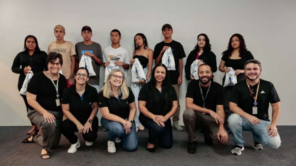 Jovens com representantes de Jundiaí e Alpino.