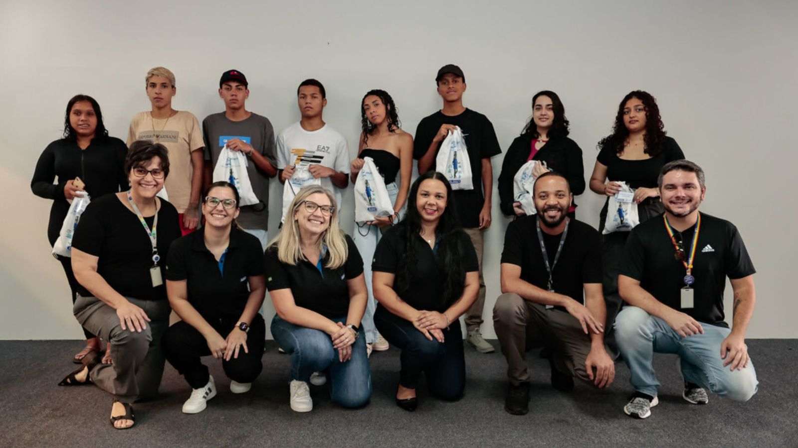 Jovens com representantes de Jundiaí e Alpino.