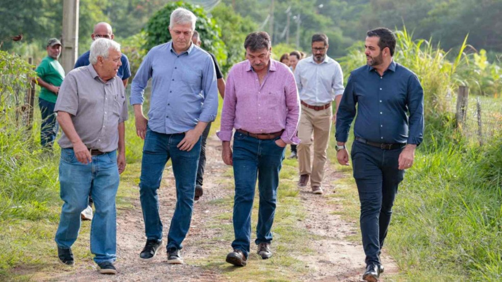 Prefeito e vice de Jundiaí, junto da equipe, em área verde.