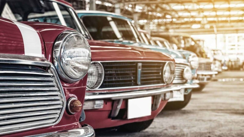 Carro antigo em estacionamento.