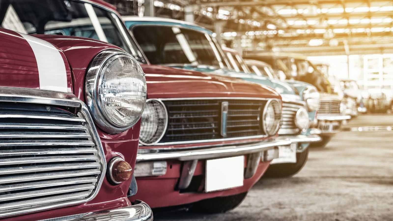 Carro antigo em estacionamento.