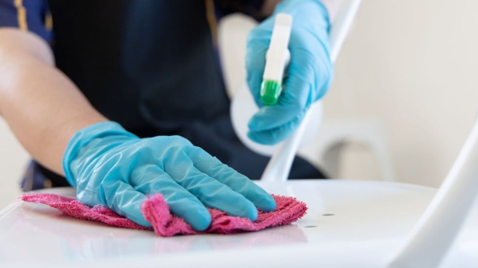 Auxiliar de limpeza. Auxiliar de limpeza.