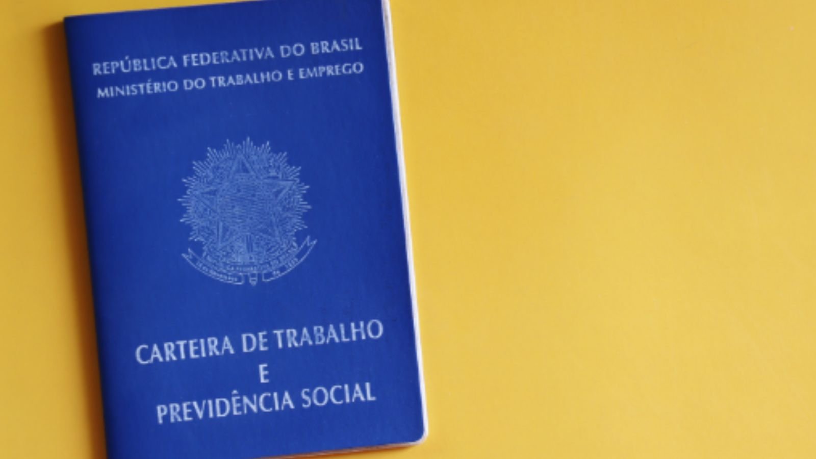 Carteira de trabalho que simboliza a contratação do Giga Atacado.