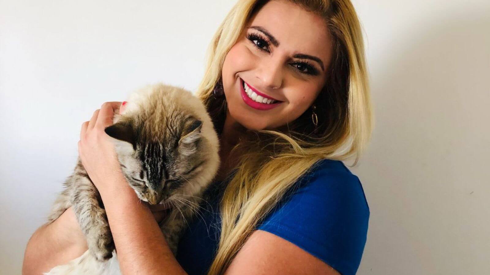 Mulher segurando gato