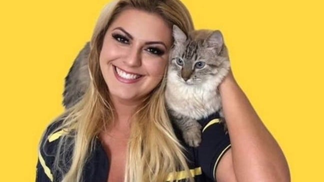 Mulher segurando gato