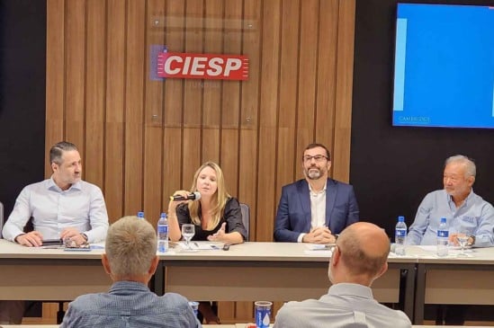 Palestrantes em um evento do CIESP Jundiaí, discutindo temas empresariais.