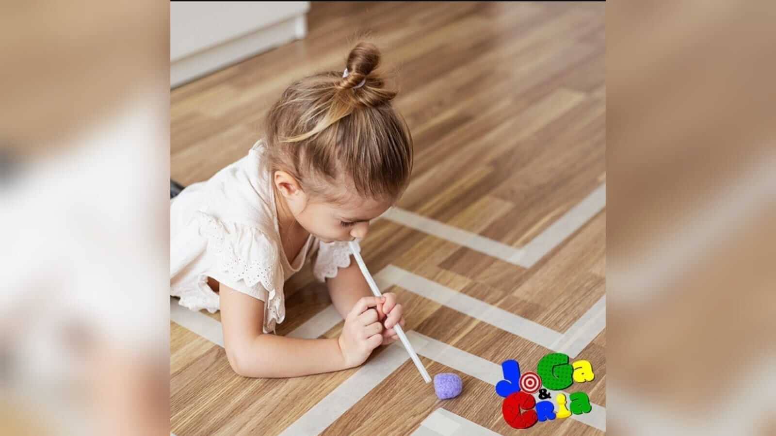 Menina brincando com canudo e algodão