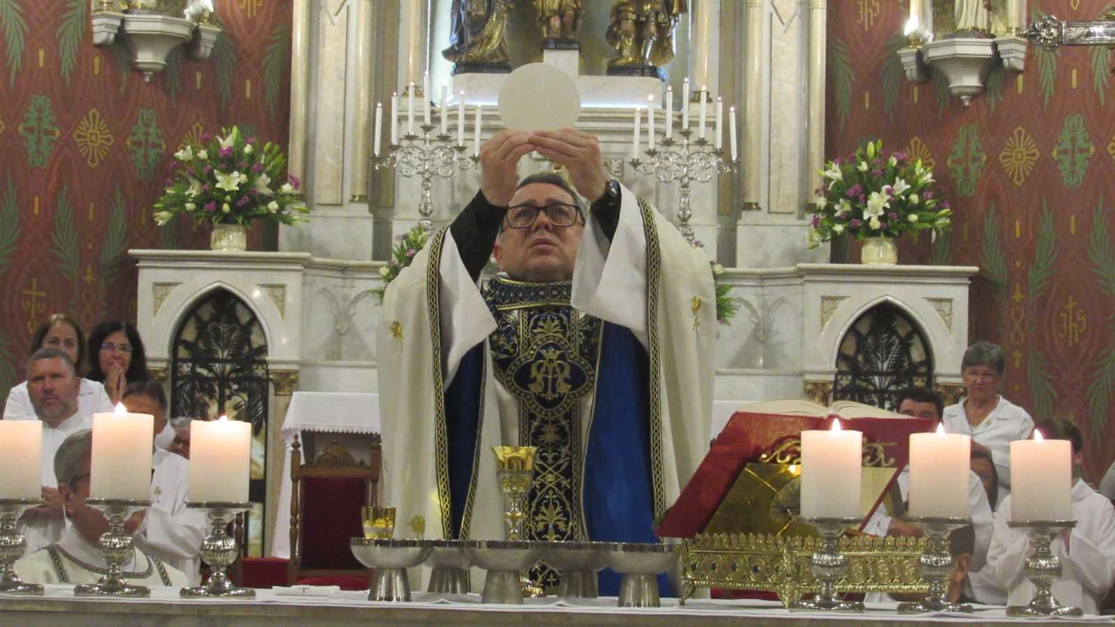 Missa na catedral de Jundiaí.