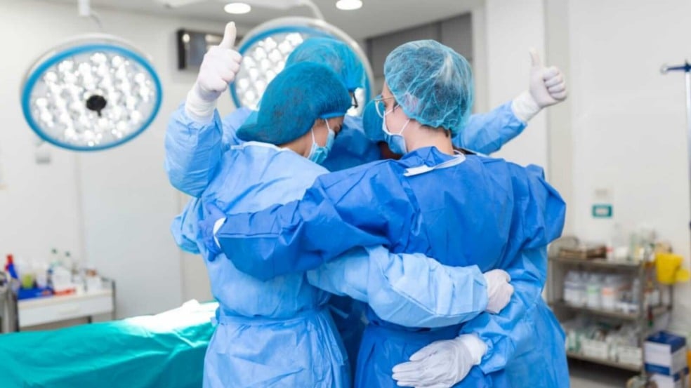 equipe médica se abraçando