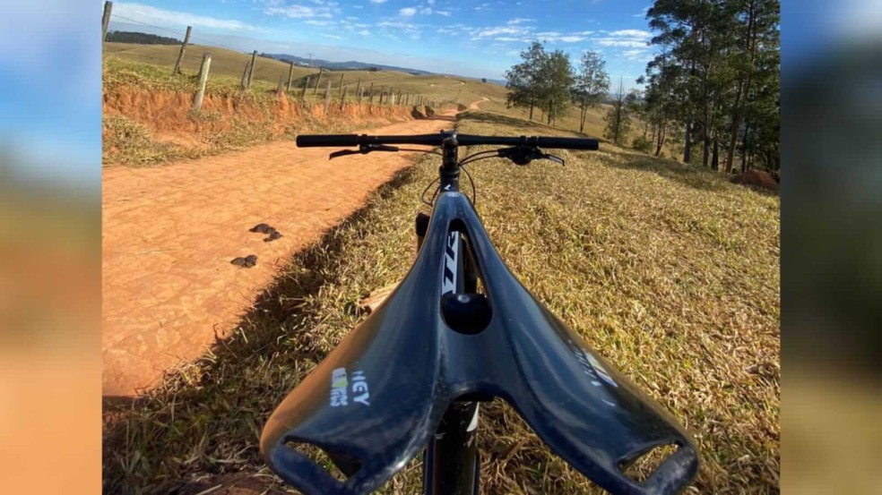 Banco de bicicleta com vista para serra Banco de bicicleta com vista para serra