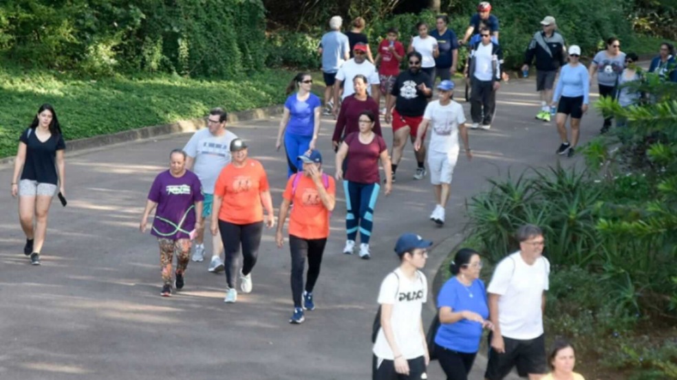 Pessoas caminhando durante o Dia do Desafio em Jundiaí