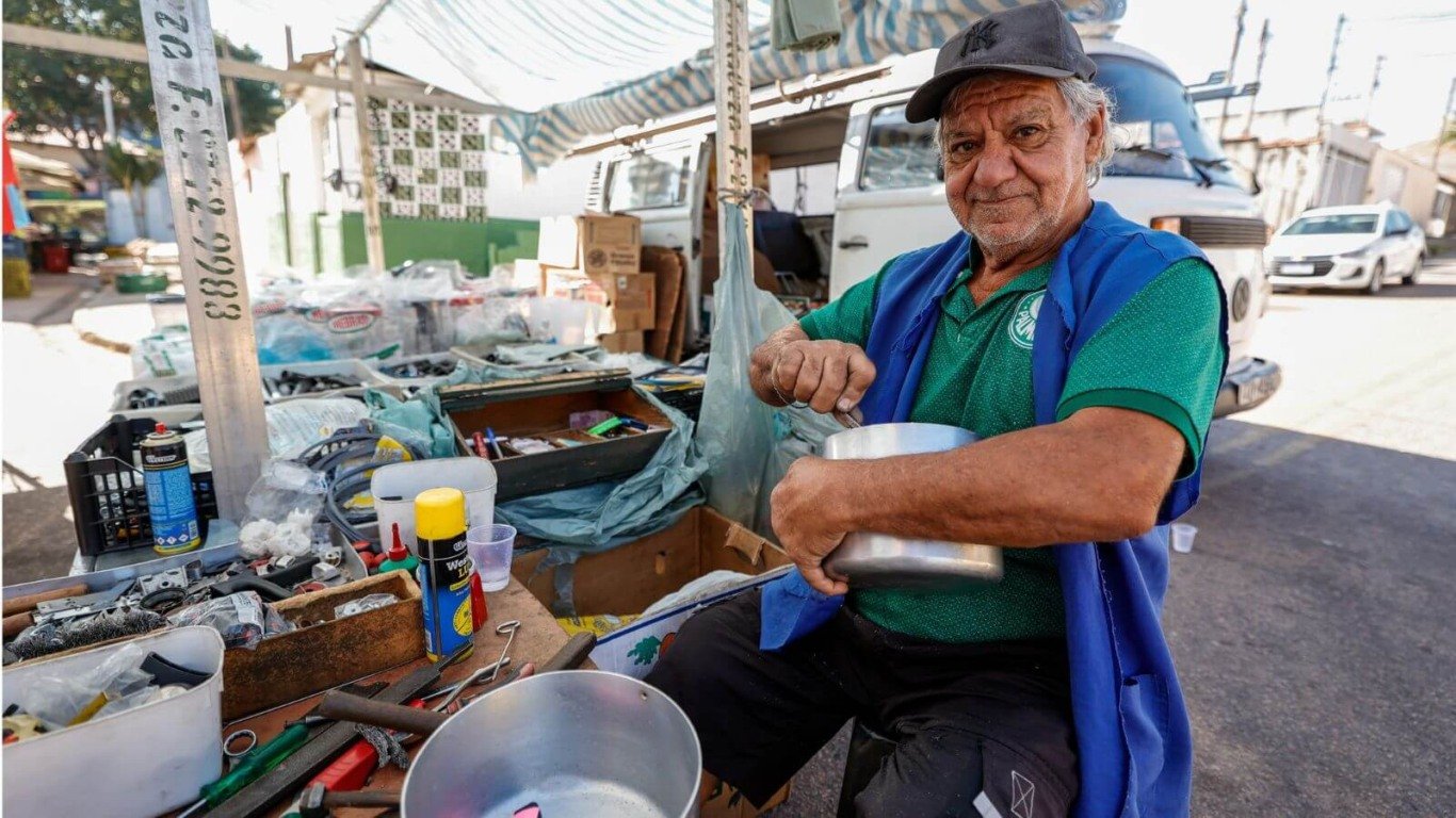 Em Jundiaí, as feiras livres acontecem de segunda a domingo, em diferentes bairros e horários, inclusive à noite, com feirantes dispostos dentro de condomínios