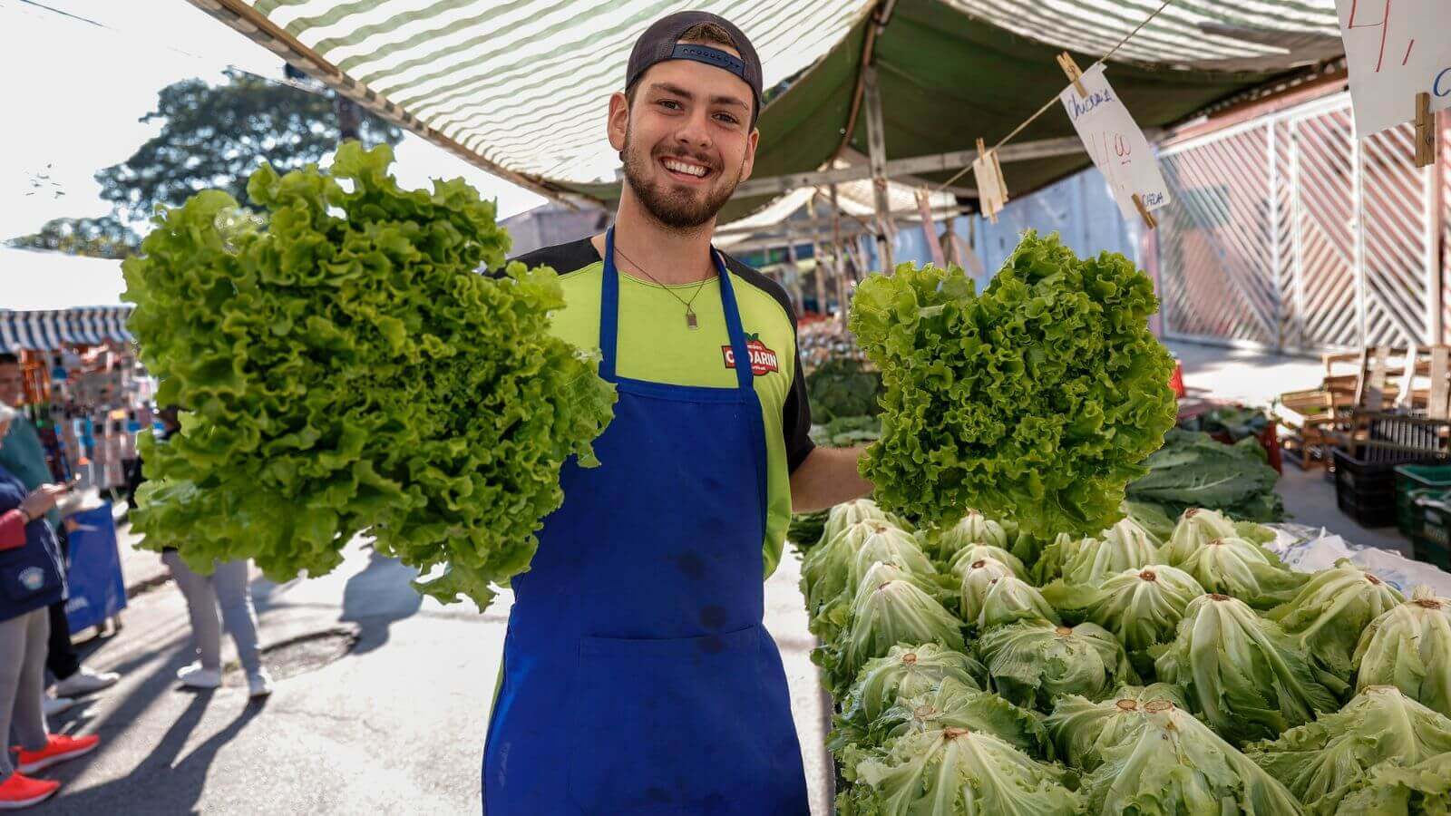 Em Jundiaí, as feiras livres acontecem de segunda a domingo, em diferentes bairros e horários, inclusive à noite, com feirantes dispostos dentro de condomínios