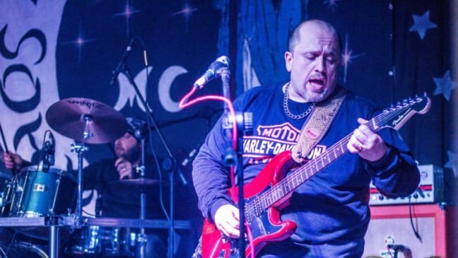 Paulo Nascimento tocando guitarra
