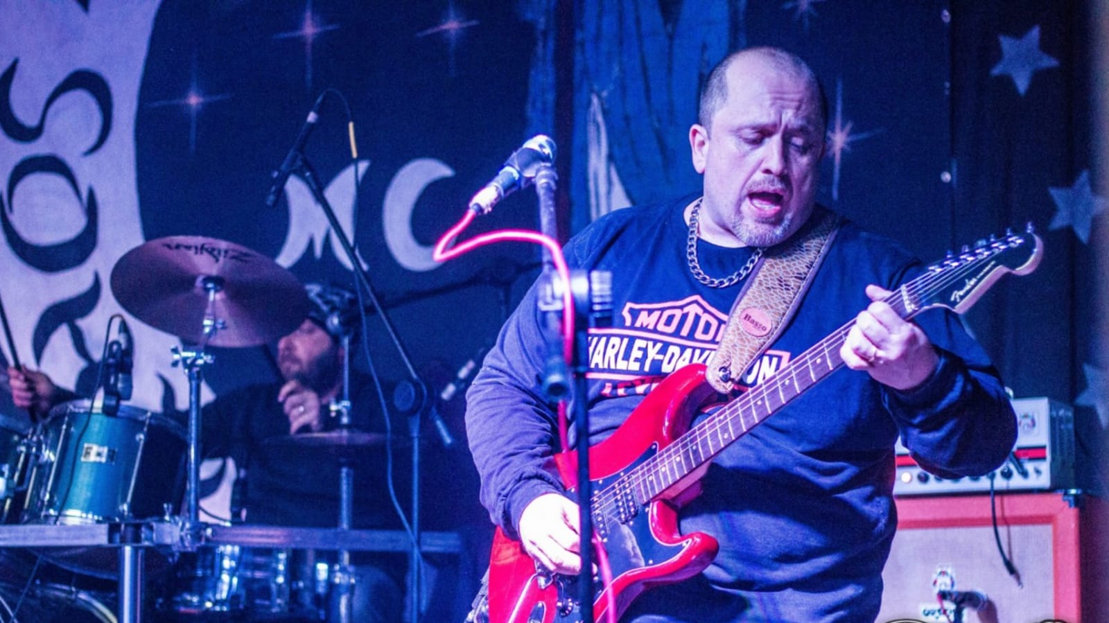 Paulo Nascimento tocando guitarra