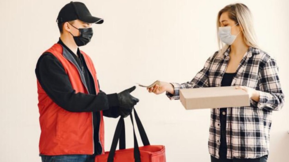 Homem entregando encomenda para mulher