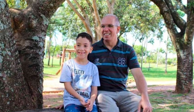 Aos 53 anos, ele é pai e ‘mãe’ de garoto autista: “missão”