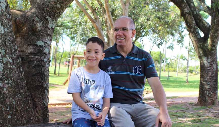Aos 53 anos, ele é pai e ‘mãe’ de garoto autista: “missão”