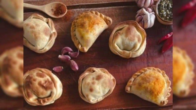 Empanadas em taboa de madeira