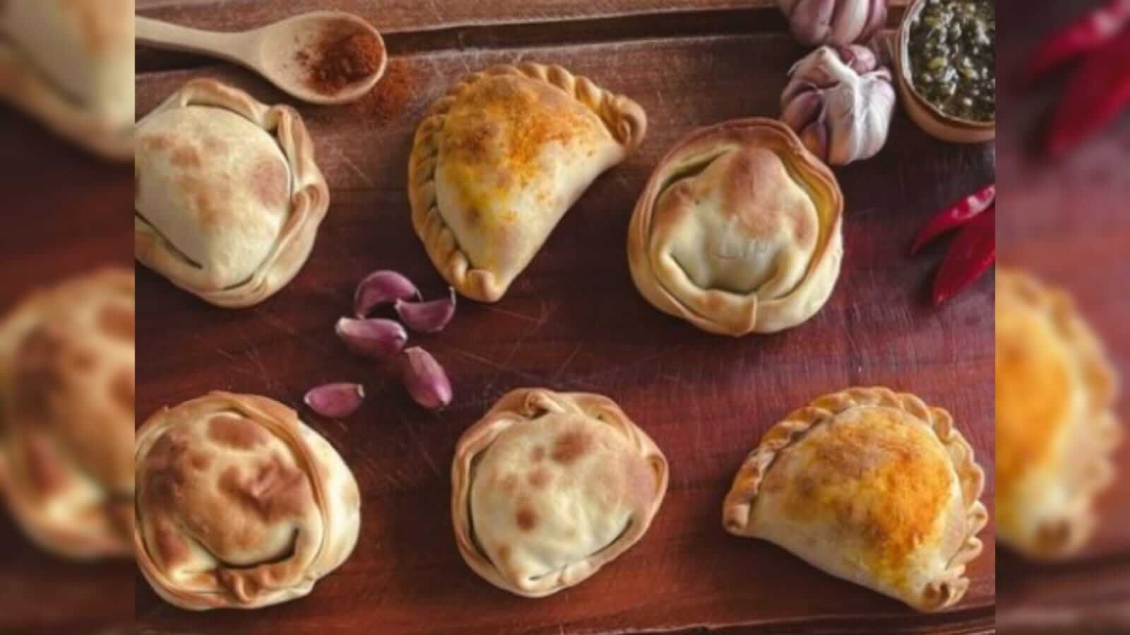 Empanadas em taboa de madeira