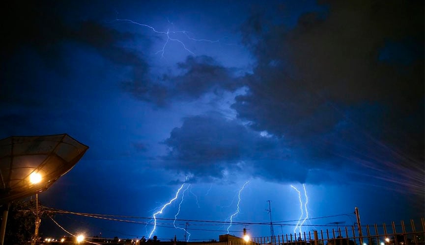 Relâmpagos em céu noturno azulado