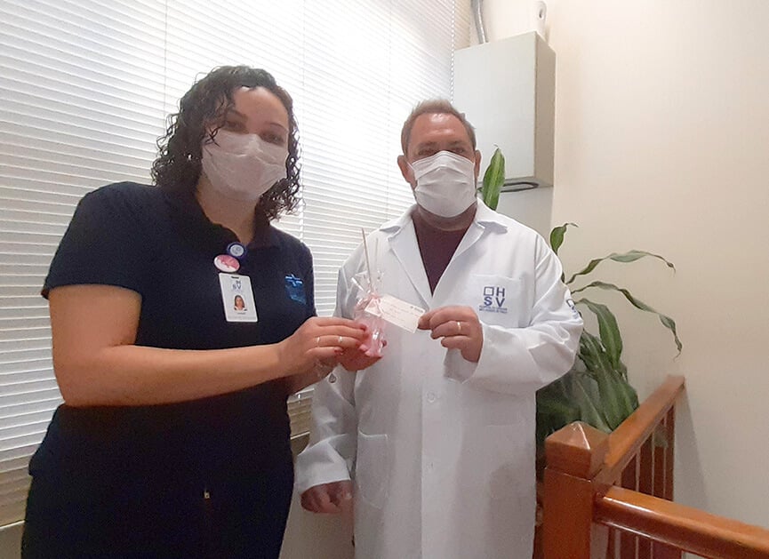 Diretor Clínico, Dr. Frederico Michelino, foi o primeiro homenageado. (Foto: Divulgação