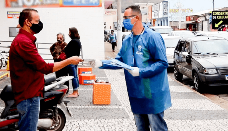 Servidor de Itupeva entrega informativo à munícipe