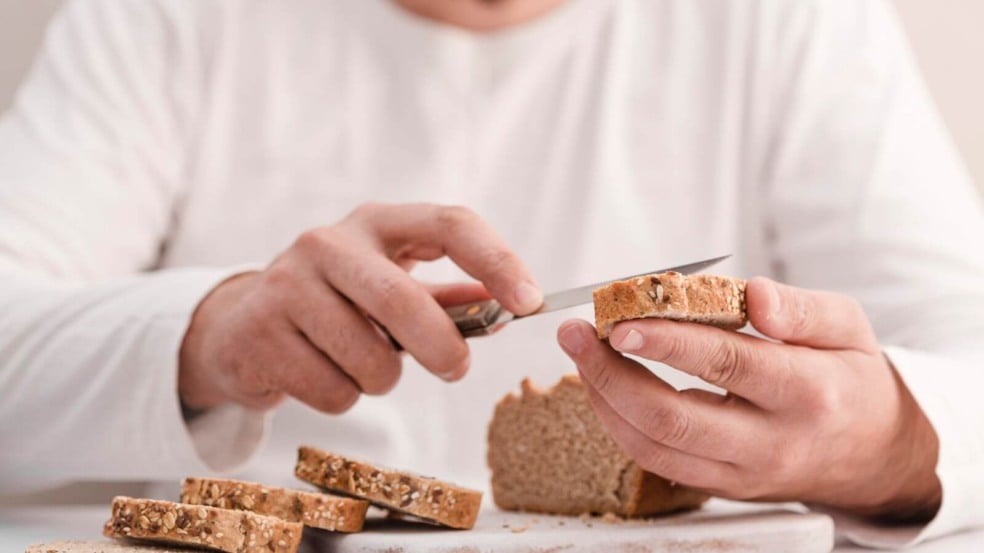 Homem comendo pão