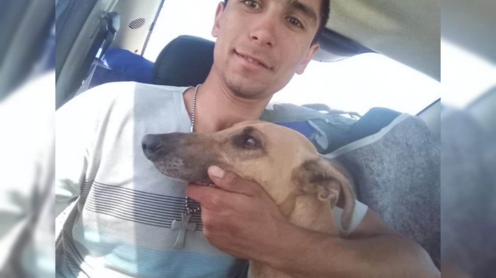 Dog abraçada com seu dono dentro do carro