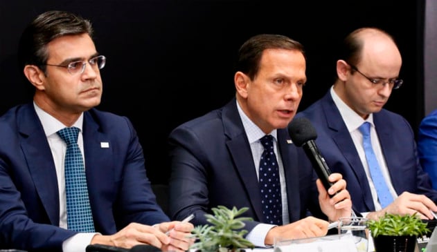 governador joão doria ao centro de mesa em coletiva de imprensa sobre educação governador joão doria ao centro de mesa em coletiva de imprensa sobre educação