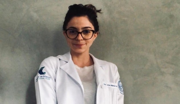 Foto de médica de óculos