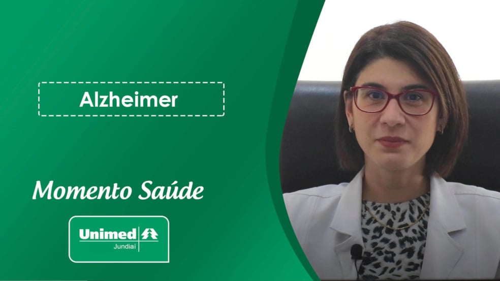 Médica sentada com sobreposição verde e logo da Unimed Jundiaí