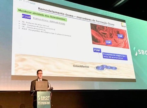 Dr. Savoy durante uma de suas apresentações durante o evento internacional