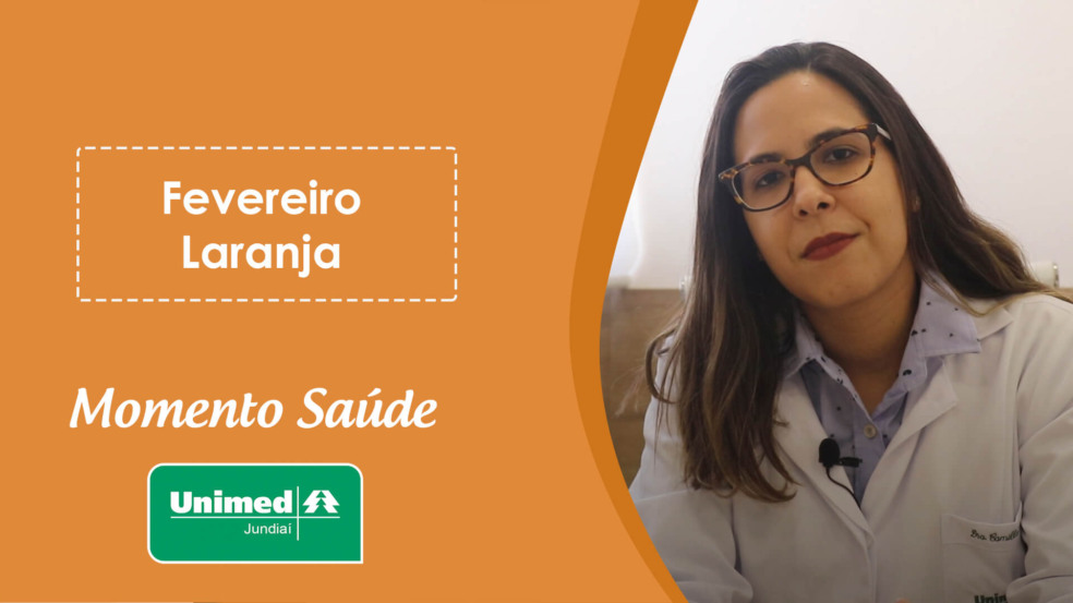 Thumb de vídeo da Unimed com médica em fundo laranja