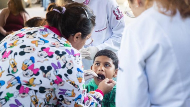 Dentista consultando criança