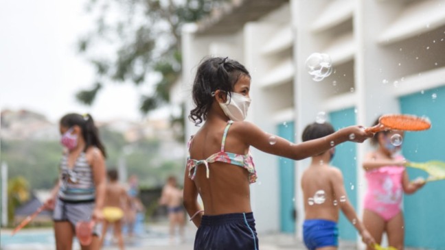 Crianças brincando com bolhas de sabão