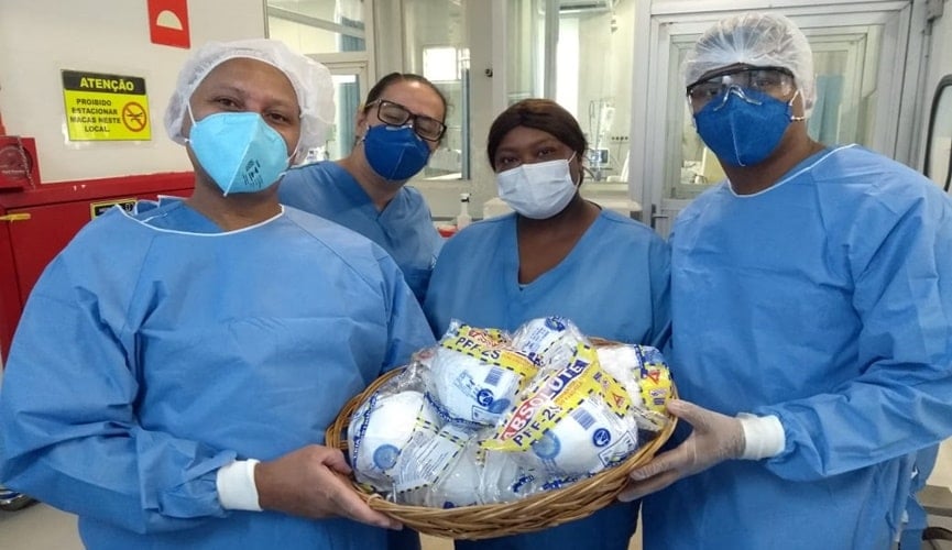 enfermeiros segurando doação